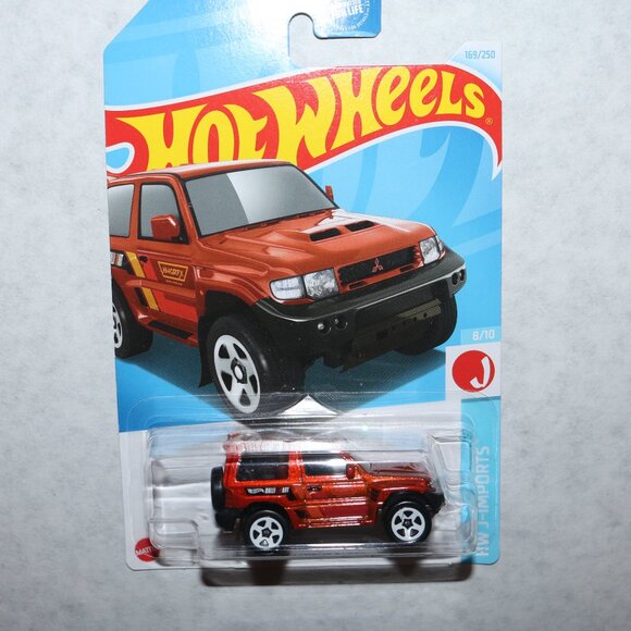 Hot Wheels lot of 7 trucks, tank and bus variety all NIP - Picture 4 of 8